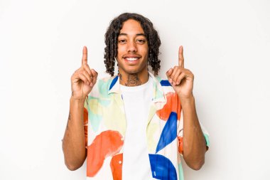 Beyaz arka planda izole edilmiş genç Afrikalı Amerikalı iki parmağı da boş bir alan gösteriyor..