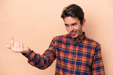 Beyazların arka planında izole edilmiş genç beyaz bir adam seni işaret ediyor. Sanki davet ediliyormuş gibi..