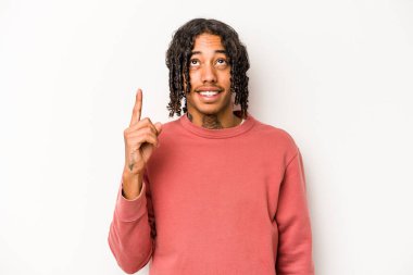 Beyaz arka planda izole edilmiş genç Afrikalı Amerikalı iki parmağı da boş bir alan gösteriyor..