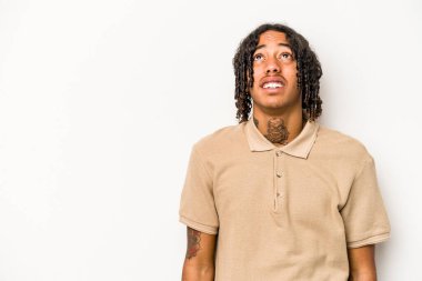 Beyaz arka planda izole edilmiş genç Afro-Amerikalı adam çok kızgın, öfkeli, hayal kırıklığına uğramış diye bağırıyor..