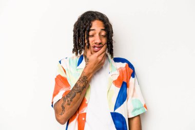 Beyaz arka planda izole edilmiş genç Afrikalı Amerikalı adam güçlü bir diş ağrısı, azıdişi ağrısı var..