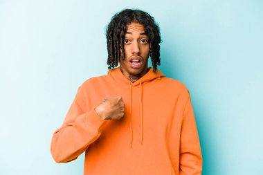 Genç Afro-Amerikan adam mavi arka planda izole edildi..