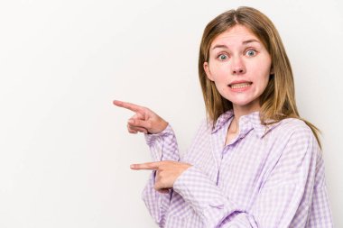 Beyaz arka planda izole edilmiş genç bir Rus kadın işaret parmağıyla fotokopi alanını işaret ederek şok geçirdi..