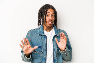 Beyaz arka planda izole edilmiş genç Afro-Amerikalı bir adam tiksinti belirtisi gösteren birini reddediyor..