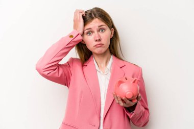 Beyaz arka planda izole edilmiş bir kumbarayı tutan genç İngiliz kadın şok geçiriyordu. Önemli bir toplantıyı hatırladı..