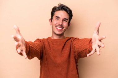 Beyazların arka planında izole edilmiş genç beyaz bir adam hoş bir ifade sergiliyor..