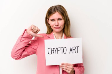 Beyaz arka planda izole edilmiş şifreli bir para levhası tutan genç İngiliz iş kadını gururlu ve kendinden emin hissediyor, örnek olarak.