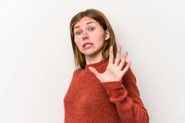 Beyaz arka planda izole edilmiş genç bir Rus kadın yakın bir tehlike nedeniyle şoka uğruyor.