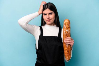 Mavi arka planda izole edilmiş bir somun ekmek tutan genç fırıncı Kafkasyalı şok olmuştu, önemli bir toplantıyı hatırladı..