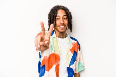 Genç Afrikalı Amerikalı adam beyaz arka planda izole edilmiş neşeli ve kaygısız parmaklarıyla barış sembolü gösteriyor..