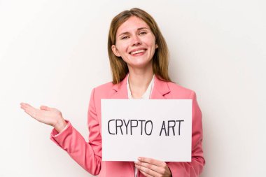 Beyaz arka planda izole edilmiş kripto para levhası tutan genç İngiliz iş kadını bir avuç içinde fotokopi alanı ve belinde başka bir el tutuyor..