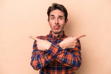 Beyazların arka plan noktalarında izole edilmiş genç beyaz adam iki seçenek arasında seçim yapmaya çalışıyor..