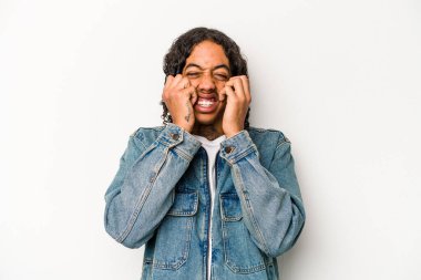 Beyaz arka planda izole edilmiş genç Afrikalı Amerikalı bir adam ağlıyor, bir şeyden memnun değil, ıstırap ve kafa karışıklığı konsepti..