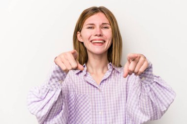 Beyaz arka planda izole edilmiş genç bir Rus kadın. Neşeli gülümsemeler öne bakıyor..