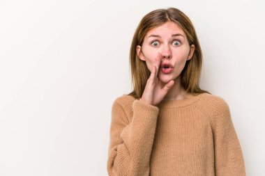 Beyaz arka planda izole edilmiş genç bir Rus kadın gizli bir sıcak fren haberinin olduğunu söylüyor.