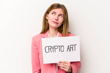 Genç İngiliz iş kadını elinde şifreli bir para levhası ile beyaz arka planda hedeflerine ve amaçlarına ulaşma hayalleri kuruyor.