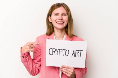 Beyaz arka planda izole edilmiş, gururlu ve kendinden emin bir şekilde gömlek fotokopi alanını gösteren şifreli bir para levhası tutan genç İngiliz iş kadını.