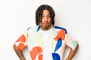 Genç Afrikalı Amerikalı adam beyaz arka planda izole edilmiş üzgün, ciddi yüzlü, mutsuz ve hoşnutsuz..