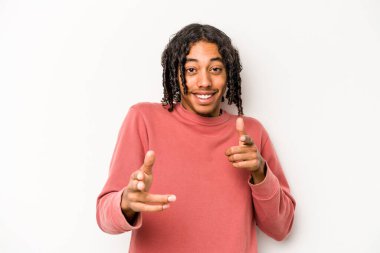 Beyaz arka planda izole edilmiş genç Afro-Amerikalı adam gülümsüyor..