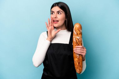 Genç fırıncı Kafkasyalı elinde mavi arka planda izole edilmiş bir somun ekmek tutarken avucunun içi açık bir şekilde bağırıyordu..