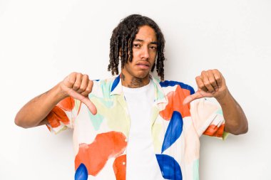 Beyaz arka planda izole edilmiş genç Afro-Amerikan adam baş parmağını aşağı gösteriyor, hayal kırıklığı konsepti.