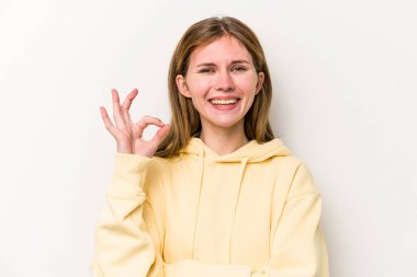 Beyaz arka planda izole edilmiş genç bir Rus kadın göz açıp kapayıncaya kadar elinde iyi bir el hareketi tutuyor..