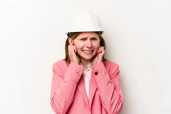 年轻的英国建筑师 头戴白色背景头盔 双手捂住耳朵的女人 — 图库照片