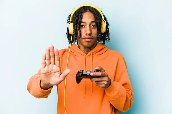 Jovem Afro Americano Jogando Com Controlador Videogame Isolado Fundo Azul — Fotografia de Stock
