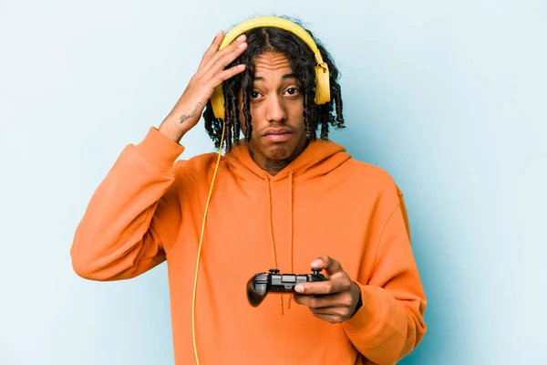 Jovem Afro Americano Jogando Com Controlador Videogame Isolado Fundo Azul — Fotografia de Stock