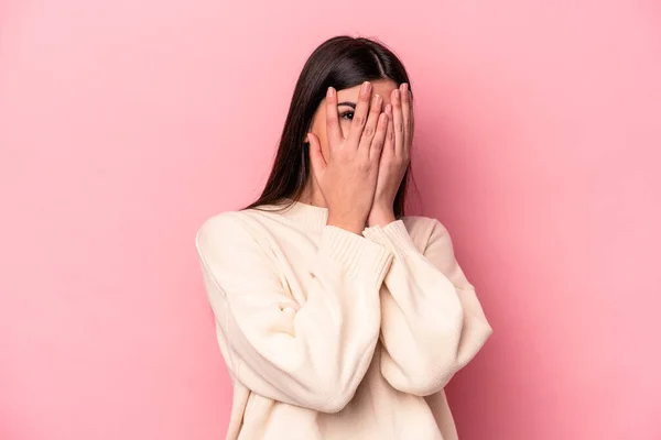 Mulher Caucasiana Jovem Isolado Fundo Rosa Piscar Através Dedos Assustados — Fotografia de Stock