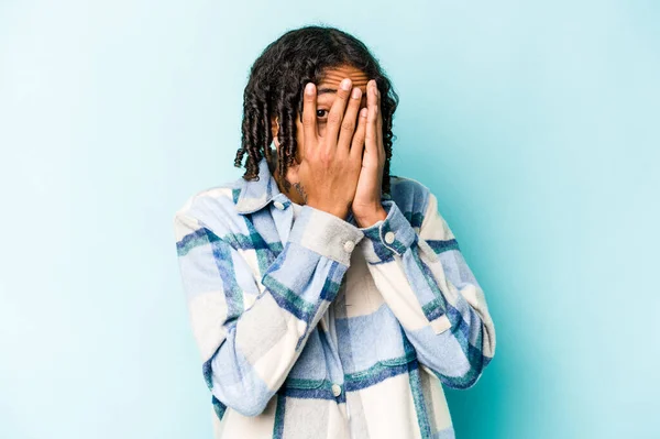 Mladý Africký Američan Izolovaný Modrém Pozadí Blikat Prsty Vyděšený Nervózní — Stock fotografie