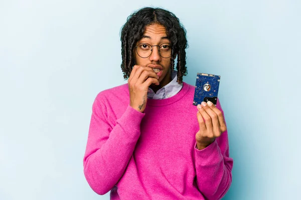 Genç Afro Amerikan Gayri Resmi Adam Mavi Arka Planda Tırnak — Stok fotoğraf