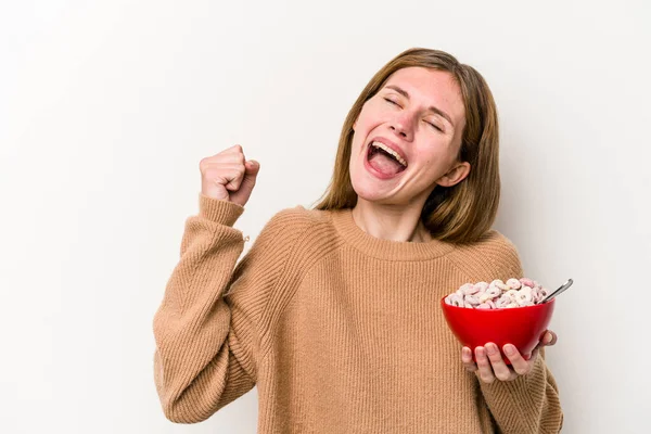 Jovem Inglesa Comendo Cereais Isolados Fundo Branco Levantando Punho Após — Fotografia de Stock