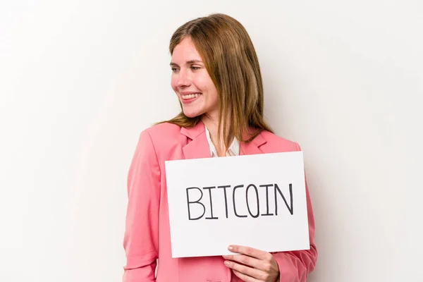 Jeune Femme Affaires Anglaise Tenant Une Plaque Bitcoin Isolé Sur — Photo