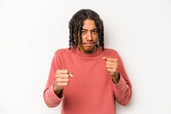 Jovem Afro Americano Isolado Fundo Branco Mostrando Punho Para Câmera — Fotografia de Stock