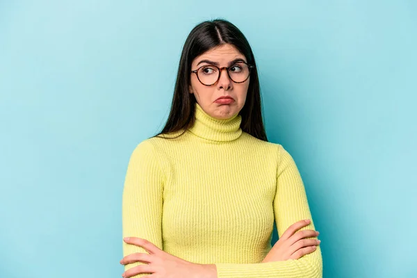 Junge Kaukasische Frau Isoliert Auf Blauem Hintergrund Müde Von Einer — Stockfoto