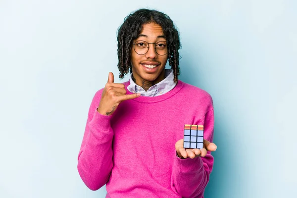 Mavi Arka Planda Rubiks Küpü Tutan Genç Afrikalı Amerikalı Bir — Stok fotoğraf