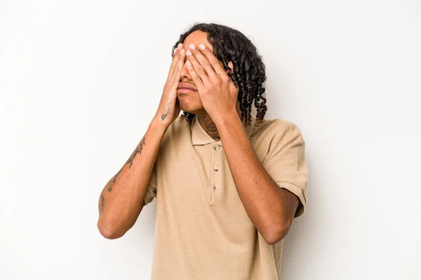 Jovem Afro Americano Isolado Fundo Branco Com Medo Cobrir Olhos — Fotografia de Stock