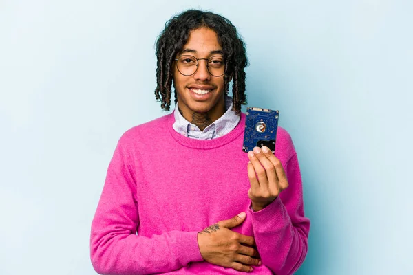 Jovem Afro Americano Informático Homem Isolado Fundo Azul Rindo Divertindo — Fotografia de Stock