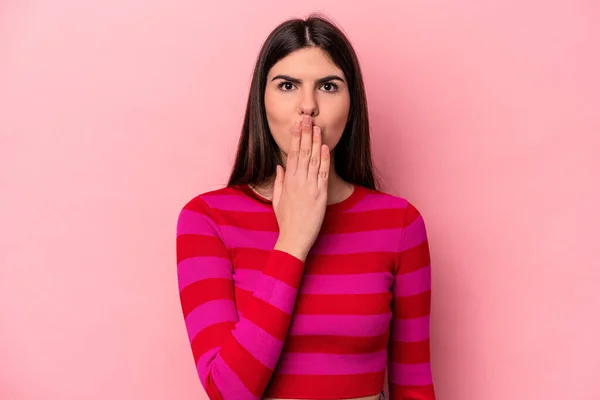 Giovane Donna Caucasica Isolata Sfondo Rosa Scioccato Coprendo Bocca Con — Foto Stock