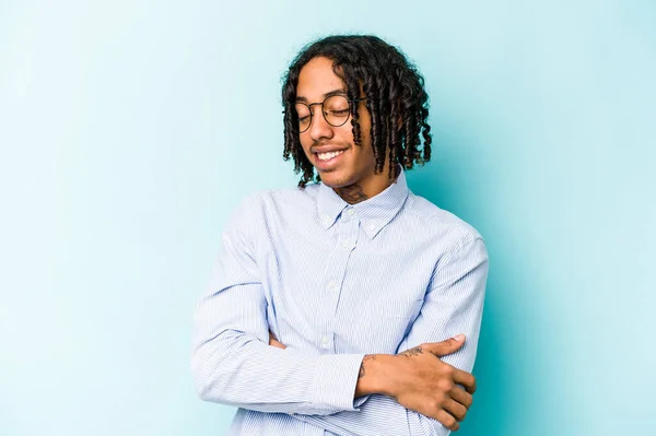 Junge Afrikanisch Amerikanische Mann Isoliert Auf Blauem Hintergrund Lachen Und — Stockfoto