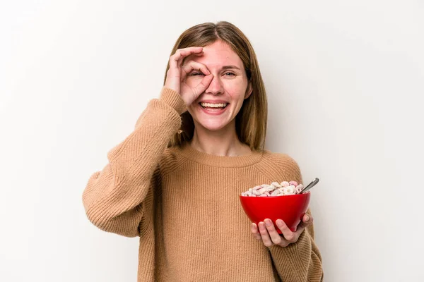 Jovem Inglesa Mulher Comendo Cereais Isolados Fundo Branco Animado Mantendo — Fotografia de Stock