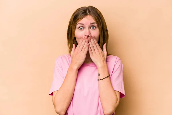 Ung Engelsk Kvinna Isolerad Beige Bakgrund Chockad Täcker Munnen Med — Stockfoto