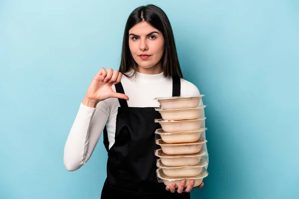 Ung Kaukasisk Kvinna Håller Tupperware Isolerad Blå Bakgrund Visar Motbjudande — Stockfoto