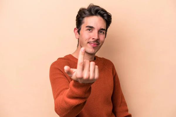 Νεαρός Καυκάσιος Άνδρας Απομονωμένος Μπεζ Φόντο Δείχνοντας Δάχτυλο Σαν Προσκαλούσε — Φωτογραφία Αρχείου