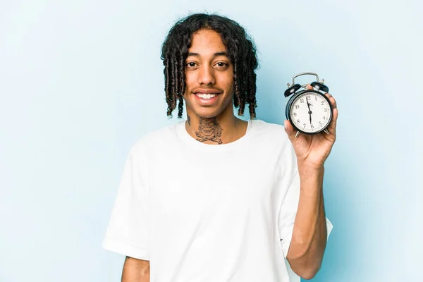 Jovem Afro Americano Segurando Despertador Isolado Fundo Azul Feliz Sorridente — Fotografia de Stock