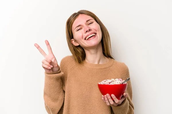 Jovem Inglesa Comendo Cereais Isolados Fundo Branco Alegre Despreocupado Mostrando — Fotografia de Stock