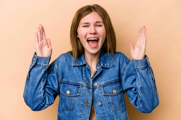 Mladá Anglická Žena Izolovaná Béžovém Pozadí Obdrží Příjemné Překvapení Vzrušení — Stock fotografie