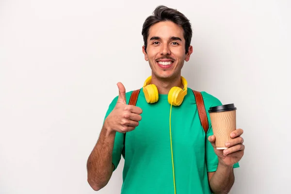 若いですCaucasian学生男飲むコーヒー孤立した上に白い背景笑顔と上げ親指アップ — ストック写真