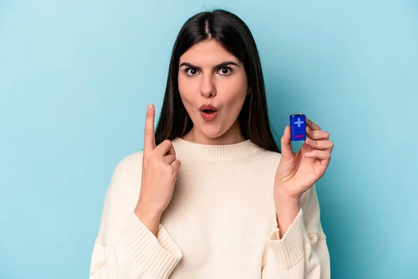 Jeune Femme Caucasienne Tenant Une Batterie Isolée Sur Fond Bleu — Photo